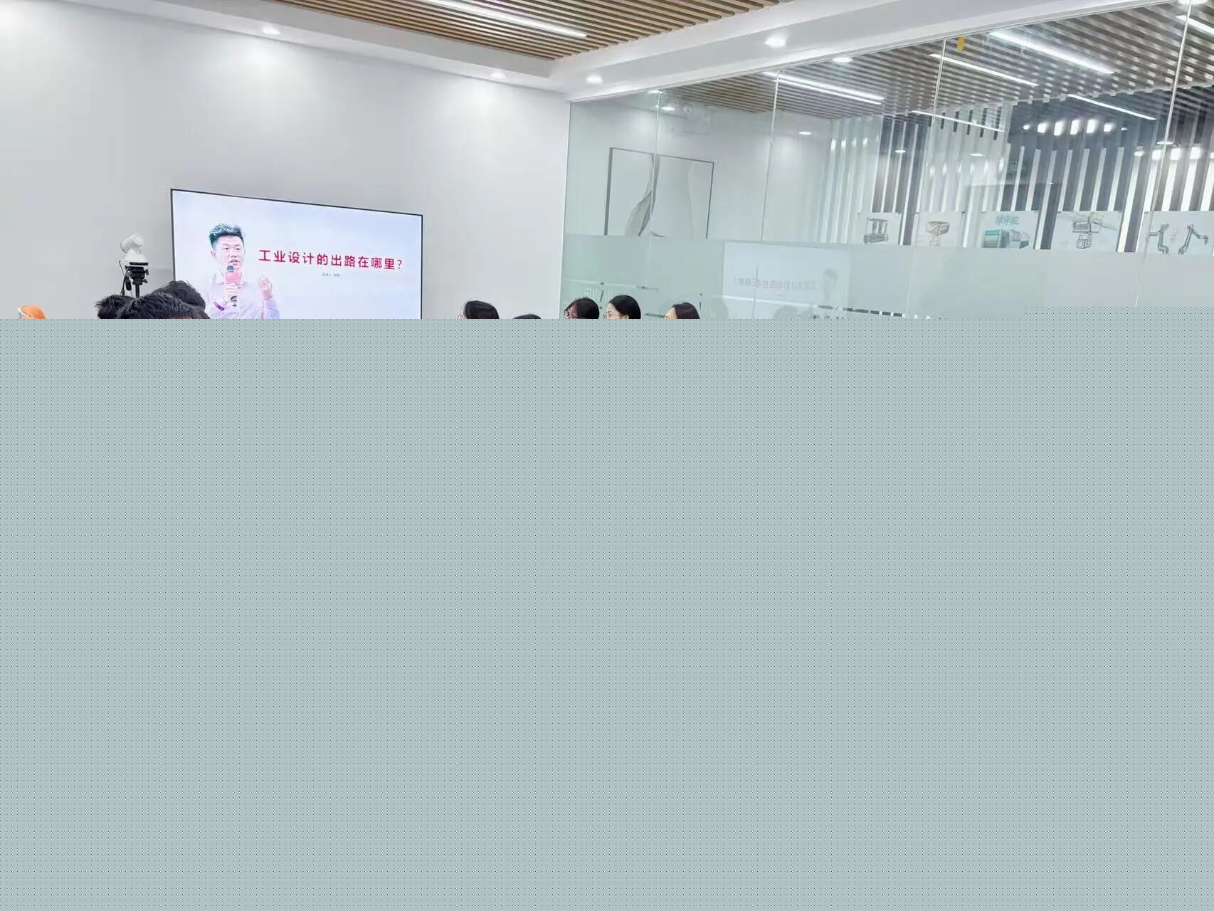 北海藝術(shù)設(shè)計(ji)學(xué)院師生(sheng)走(zou)進(jin)匠品(pin)設(shè)計(ji)--探讨工(gong)業設(shè)計(ji)的(de)出路在(zai)哪裏？